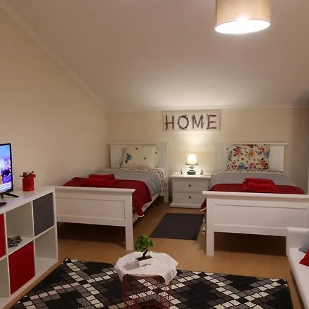 Quartos Confortaveis Em Casa Proximo Ao Mosteiro Homestay szállás