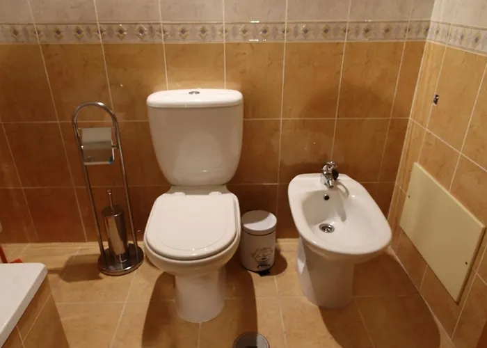 Quartos Confortaveis Em Casa Proximo Ao Mosteiro Alloggio in famiglia