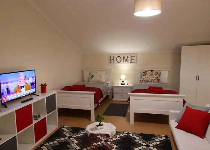 Quartos Confortaveis Em Casa Proximo Ao Mosteiro בית אירוח
